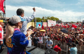Oposición sufre revés en guerra de encuestas mientras Maduro se alza ganador en todos los sondeos