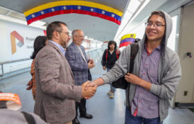 Llega primer vuelo del Plan Vuelta a la Patria desde México con 261 venezolanos