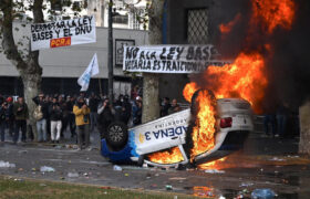 En medio de fuertes protestas el Senado de Argentina aprueba ley de bases propuesta por Milei