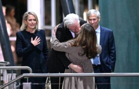 Julian Assange en libertad: llegó a Australia y pudo besar a su esposa