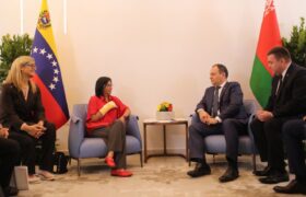 Delcy Rodríguez sostiene un encuentro de trabajo con el Primer Ministro de Belarús