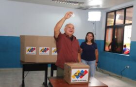 Diosdado Cabello y el gobernador Ernesto Luna participan en el simulacro electoral