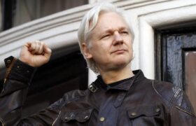 Julian Assange sale de prisión en Reino Unido tras casi 7 años