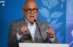 Jorge Rodríguez denunció que la oposición puso a votar a los muertos