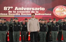 Presidente Maduro otorga condecoraciones y ascensos a oficiales de la GNB