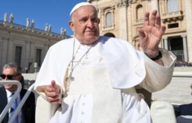 Papa Francisco llama a evitar la violencia en Venezuela