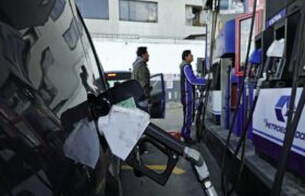 No juegue con fuego, señor Noboa»: organizaciones reaccionan al alza de las gasolinas en Ecuador