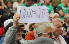 Jubilados de Argentina marchan contra el veto de Milei a la reforma previsional