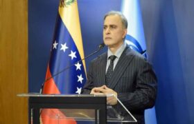 Solicitan alerta roja de Interpol contra Milei y otros de sus funcionarios