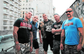 «¡OTAN, dejen de financiar al régimen nazi en Ucrania!», pidió en concierto punk rock Banda Bassotti