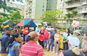 MINEC entrega parque infantil a la comuna Caciques Aractoeques en Los Teques