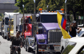 Policía interviene para poner fin a los bloqueos de vías por el paro camionero en Colombia