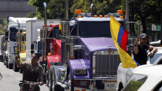 AME4508. MEDELLÍN (COLOMBIA), 30/08/2024.- Camioneros participan en una movilización contra el Gobierno de Colombia por el anuncio del alza en el precio del diesel este viernes, en Medellín (Colombia). EFE/ Luis Eduardo Noriega Arboleda