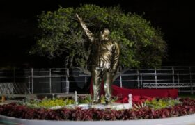 Develada estatua del Comandante Hugo Chávez en Catia La Mar