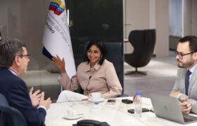 Ministra de Petróleo se reúne con director de Negocios de Repsol