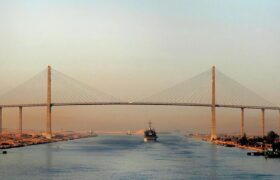 Egipto firma acuerdos con China por $1.000 millones para proyectos en el canal de Suez