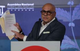 Jorge Rodríguez muestra la carta original firmada por Edmundo González