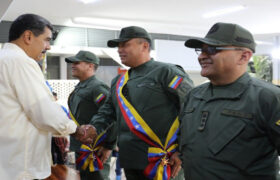 Presidente Maduro condecora a militares venezolanos por su defensa a la Patria