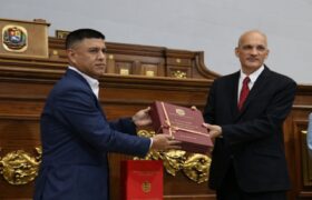 Gobierno nacional entrega Proyecto de Ley de Presupuesto Nacional 2025 ante la AN