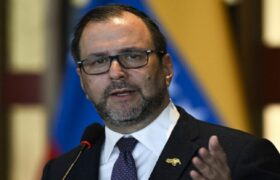 Canciller Yván Gil repudia las «injerencias groseras» de su par de Colombia