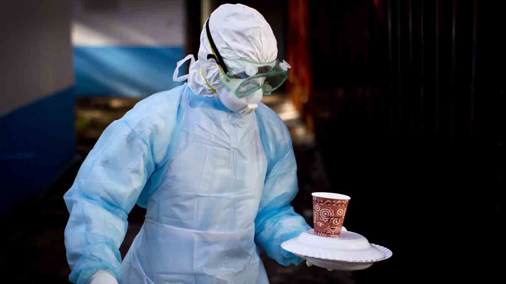 Un trabajador médico de la unidad de Prevención y Control de Infecciones lleva una comida a una tienda de campaña de aislamiento que alberga a un hombre que está en cuarentena por el virus de marburgo, en el Hospital Nacional Kenyatta en Nairobi, Kenia, el 8 de octubre de 2014. (AP Foto/Ben Curtis, Archivo)