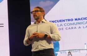 Freddy Náñez sostiene mesa de trabajo con empresa Dahua Technology en Hangzhou