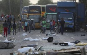 Masivo paro de transporte en Perú: Bloqueos viales y neumáticos pinchados