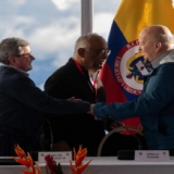 (i-d) Pablo Beltrán, Carlos Martínez, y Otty Patiño participan en el dialogo de Paz entre el gobierno de Colombia y el ELN, el 21 de noviembre de 2022, en el hotel Humboldt ubicado en el parque nacional Waraira Repano (Avila), en Caracas (Venezuela). EFE/Rayner Peña R