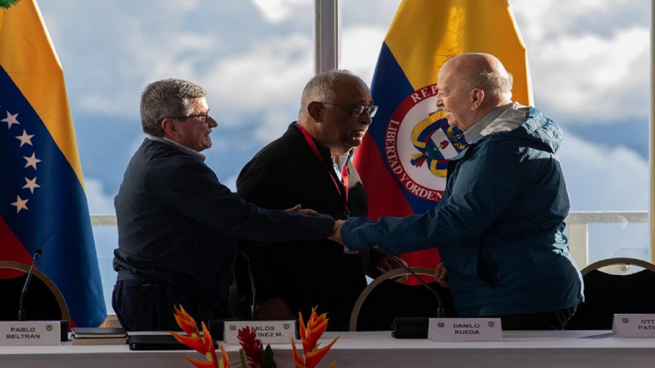 (i-d) Pablo Beltrán, Carlos Martínez, y Otty Patiño participan en el dialogo de Paz entre el gobierno de Colombia y el ELN, el 21 de noviembre de 2022, en el hotel Humboldt ubicado en el parque nacional Waraira Repano (Avila), en Caracas (Venezuela). EFE/Rayner Peña R