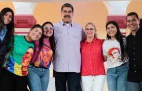Presidente Maduro anuncia un plan educativo que retome los cuadernos y los libros en físico