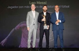 Messi recibió trofeo al jugador más laureado de la historia