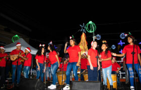 Plaza Cristóbal Rojas recibió la Navidad llena de color y compartir en familia