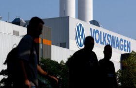 Alemania en crisis: Volkswagen planea cerrar tres fábricas y despidos masivos