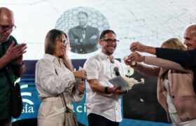 Vicepresidente Ñáñez bautiza su libro «Sobre Blanco» en la Expoesía 2024