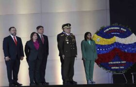 Delegación de Rusia rinde homenaje a Simón Bolívar en el Panteón Nacional