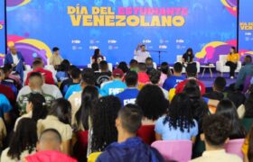 Presidente Maduro convoca a los estudiantes a crear campañas sobre el uso de las redes sociales