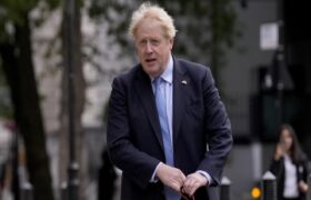Boris Johnson admite que Occidente está librando una guerra ‘proxy’ con Rusia
