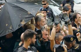 Felipe VI en Paiporta: «Si quieres no vengo y me quedo en Madrid»