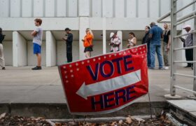 Comienzan a cerrar los centros de votación en EE.UU.