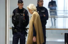Fiscalía francesa pide prisión a Marine Le Pen por malversación de fondos