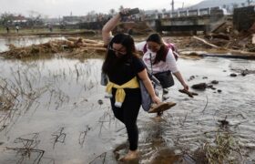 Filipinas en alerta ante inminente llegada de supertifón Man-yi