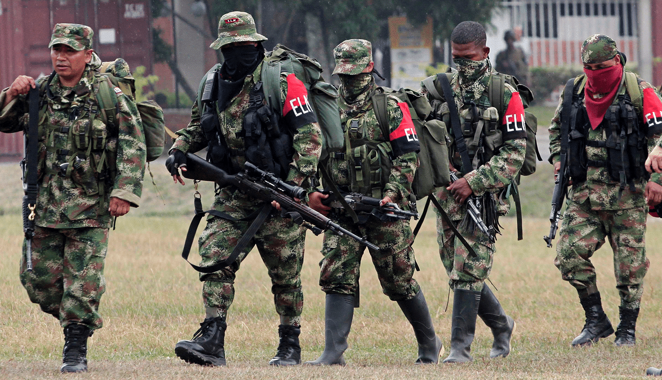 16-07-13_Colombian-Soldiers-escort-rebels-of-the-National-Liberation-Army-ELN-who-game-them-selves_Juan-Bautista-Diaz