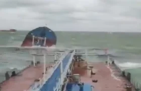 Putin ordena rescate de dos petroleros colapsados en el mar Negro