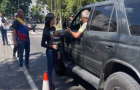 Conductores y pasajeros son concienciados sobre seguridad vial en estas Navidades