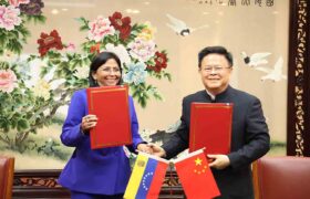Venezuela y China firman acuerdo para fortalecer sector energético y financiero
