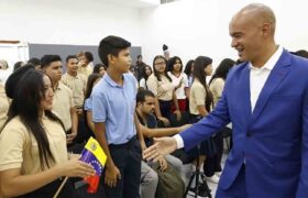 Ministro Rodríguez insta a crear sociedades patrióticas en planteles