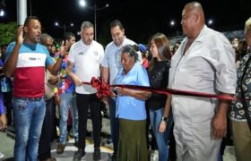 Pobladores de Anaco reciben cancha y bombas de agua