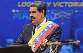 Presidente firma decreto que crea comisión para reforma de la Constitución