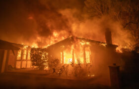 El incendio en un prestigioso barrio es ahora el más destructivo en la historia de Los Ángeles