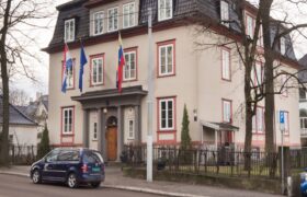Denuncia Cancilería: «Elementos fascistas» invaden y vandalizan la embajada de Venezuela en Noruega